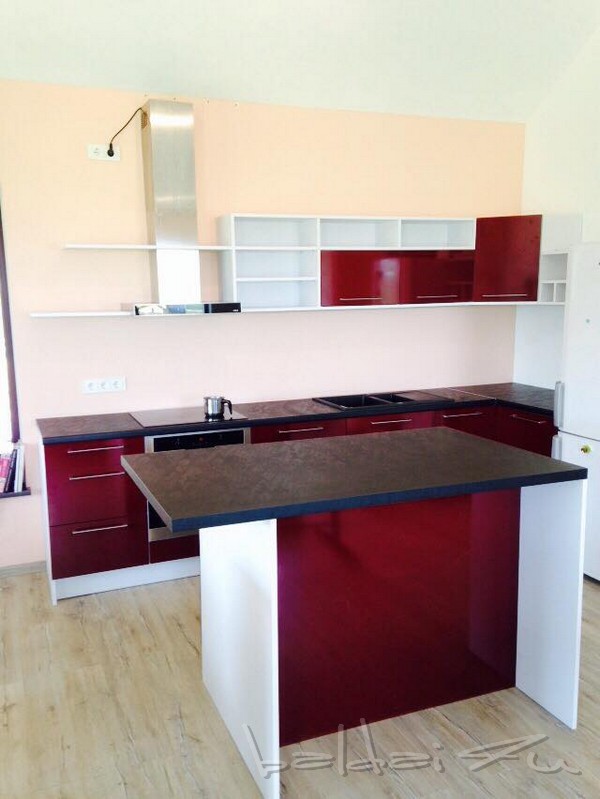 Raudoni virtuves baldai