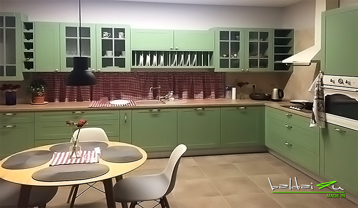 Provanso virtuvė, žalia virtuvė, žali virtuvės baldai, žali klasikiniai baldai